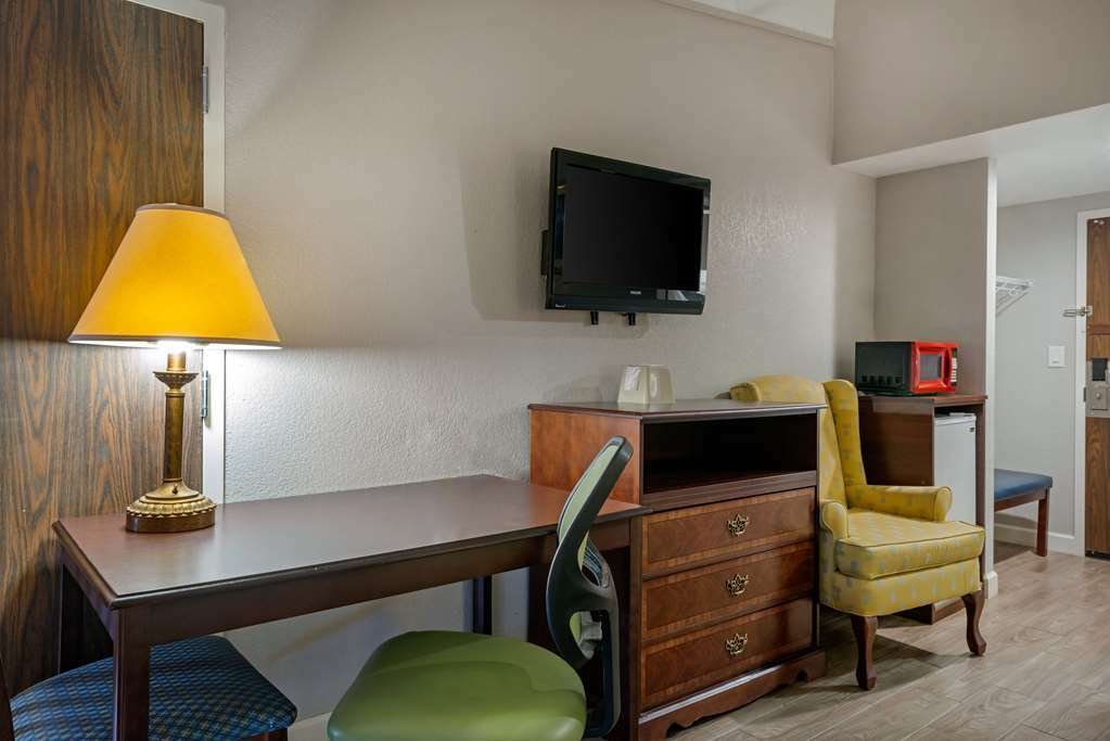 Rodeway Inn Clermont Room photo